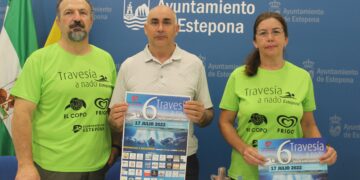 Estepona vuelve a celebrar la tradicional Travesía a Nado Virgen del Carmen Coronada