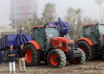 El Ayuntamiento de Estepona invierte 263.000 euros en más maquinaria para la retirada del alga invasora