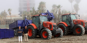 El Ayuntamiento de Estepona invierte 263.000 euros en más maquinaria para la retirada del alga invasora