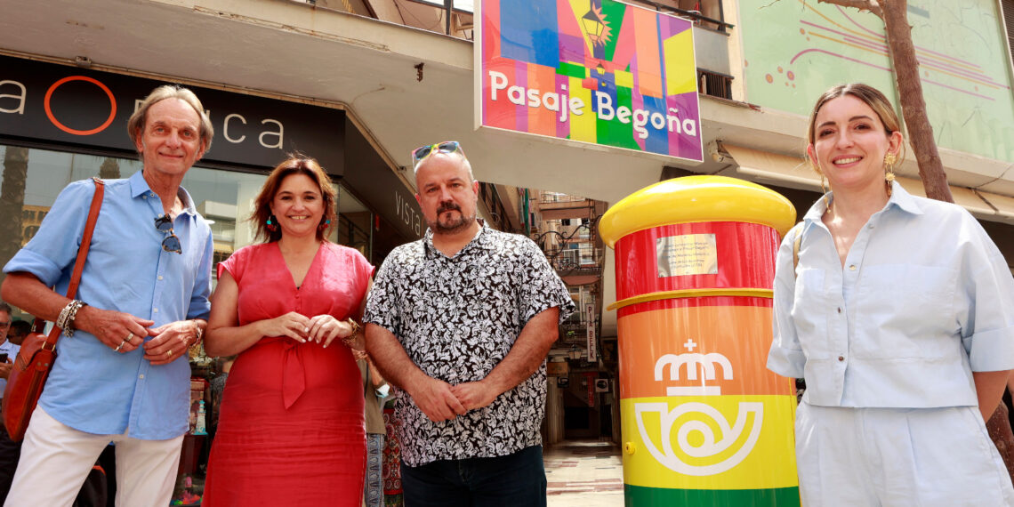 Correos rinde homenaje al colectivo LGTBI con un buzón arcoíris en el Pasaje Begoña de Torremolinos