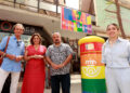 Correos rinde homenaje al colectivo LGTBI con un buzón arcoíris en el Pasaje Begoña de Torremolinos