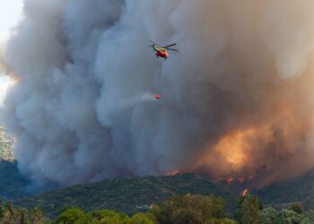 Continúa activo el incendio en Mijas que ya ha obligado a desalojar a más de 3 mil personas