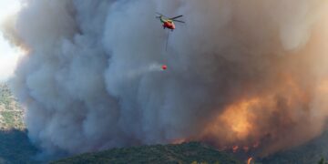 Continúa activo el incendio en Mijas que ya ha obligado a desalojar a más de 3 mil personas