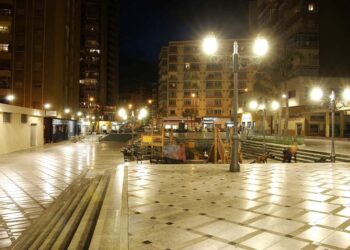 Dos detenidos al ser sorprendidos vendiendo droga en una plaza de Torremolinos