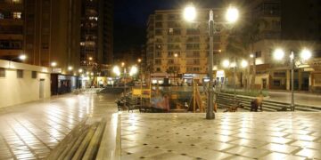 Dos detenidos al ser sorprendidos vendiendo droga en una plaza de Torremolinos