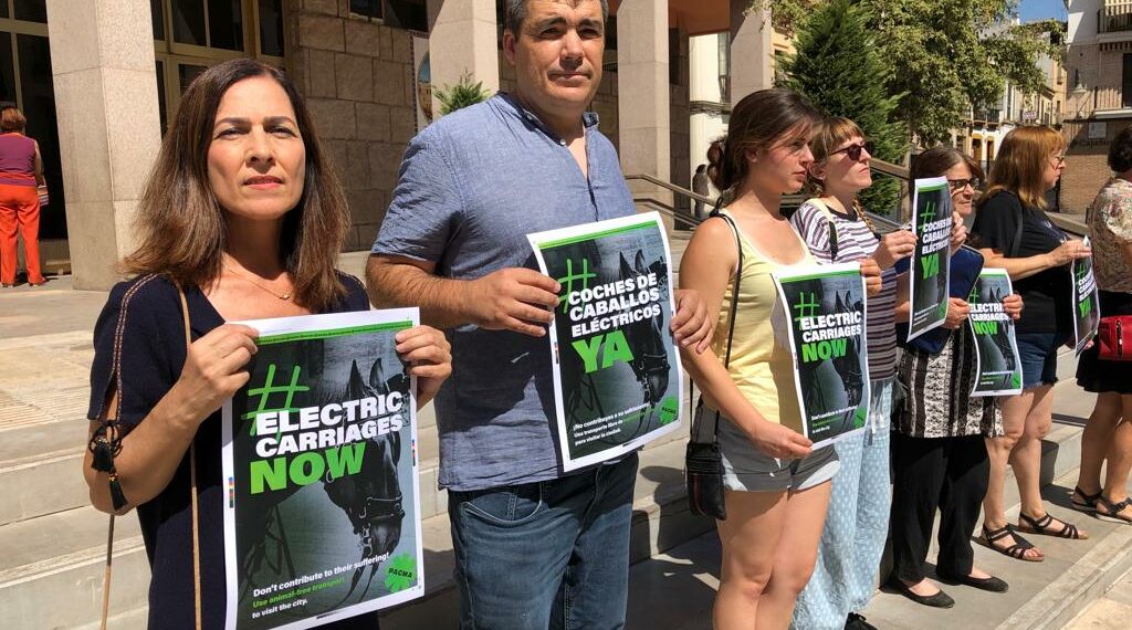 PACMA inicia una campaña para sustituir los coches de caballos por eléctricos en Andalucía
