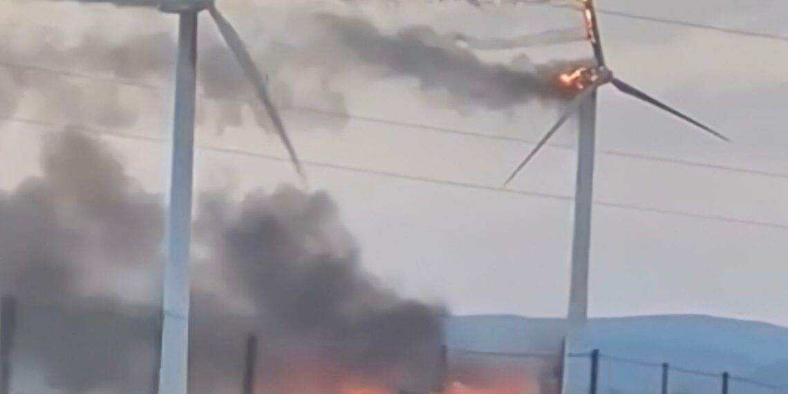 Un fallo técnico provoca el incendio de un aerogenerador en Casares