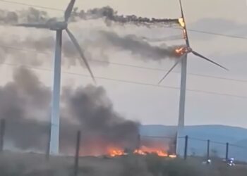 Un fallo técnico provoca el incendio de un aerogenerador en Casares