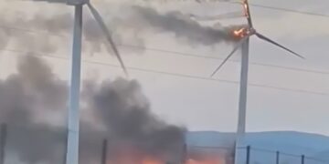 Un fallo técnico provoca el incendio de un aerogenerador en Casares