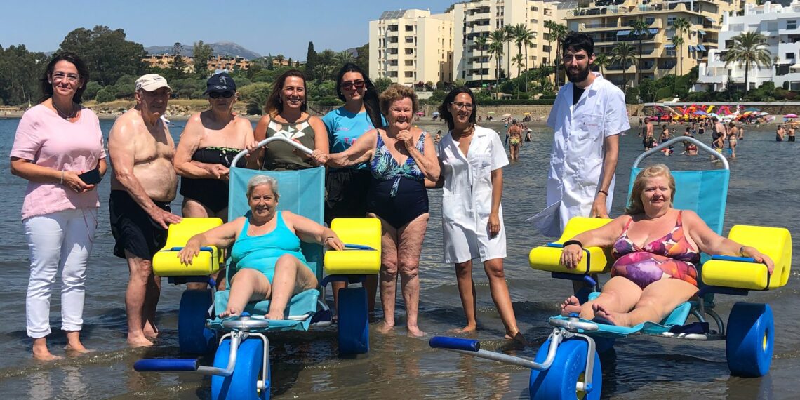 Estepona inicia el programa de baños asistidos en la playa para usuarios del servicio de ayuda a domicilio