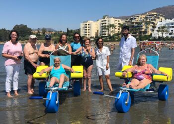 Estepona inicia el programa de baños asistidos en la playa para usuarios del servicio de ayuda a domicilio