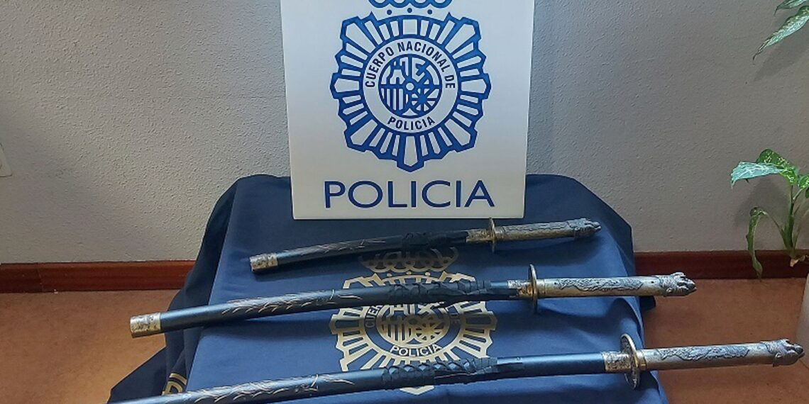 Detenido un padre y su hijo en Marbella por agredir con una catana al responsable de la obra contigua a su casa