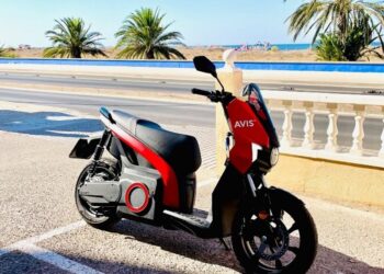 AVIS incorpora motos eléctricas a su flota en Marbella