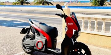 AVIS incorpora motos eléctricas a su flota en Marbella