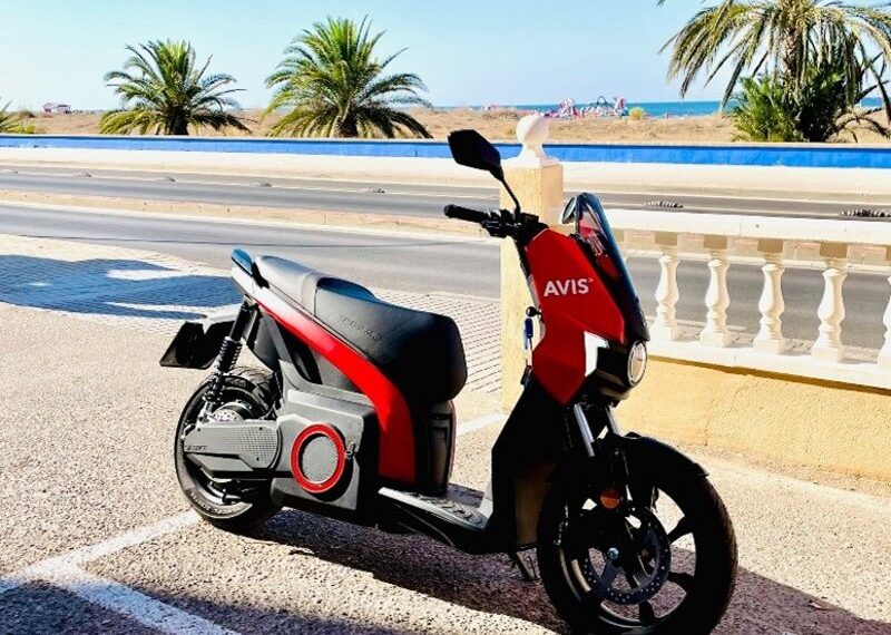 AVIS incorpora motos eléctricas a su flota en Marbella