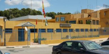 Dos policías municipales que abusaron de una chica en Estepona logran eludir la prisión