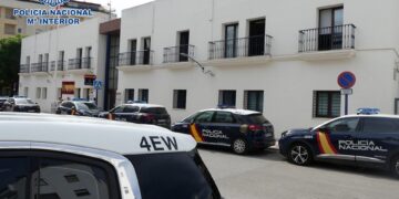 Detenidos dos jóvenes en Estepona por una decena de robos en coches y en el interior de garajes