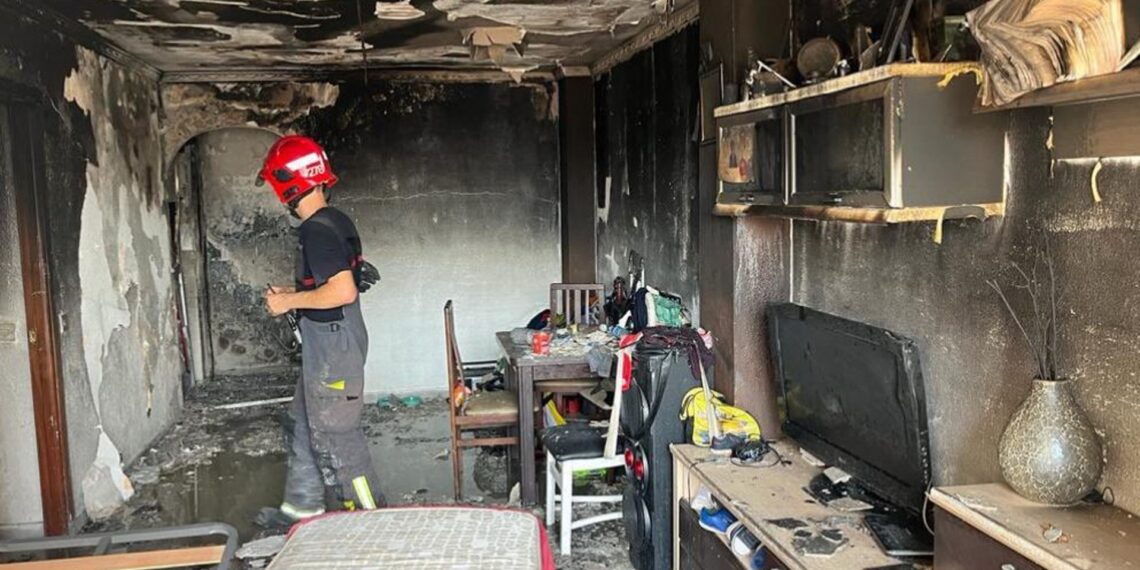 Bomberos rescatan a cinco personas atrapadas en un balcón por un incendio
