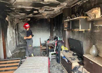 Bomberos rescatan a cinco personas atrapadas en un balcón por un incendio