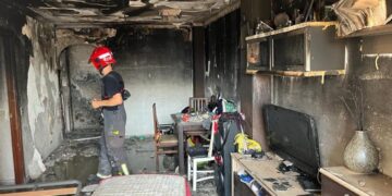 Bomberos rescatan a cinco personas atrapadas en un balcón por un incendio
