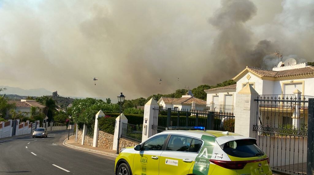 El incendio de Mijas cumple su tercer día con dos zonas intensas aún por controlar