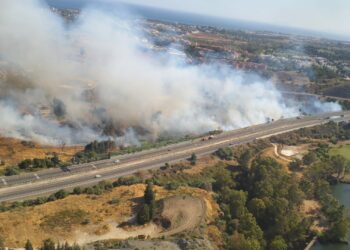 Tres fuegos simultáneos amenazan las localidades de Estepona, Mijas y Benahavís