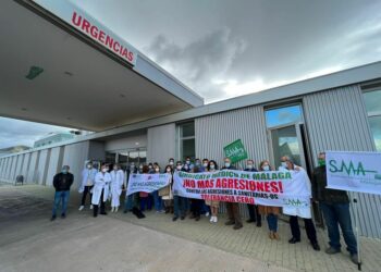 Condenan a una paciente por empujar a una médica contra una puerta en Mijas