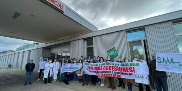 Condenan a una paciente por empujar a una médica contra una puerta en Mijas