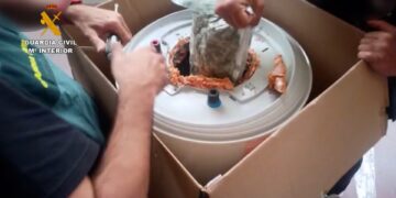 Detenida una organización criminal que transportaba droga oculta en termos de agua