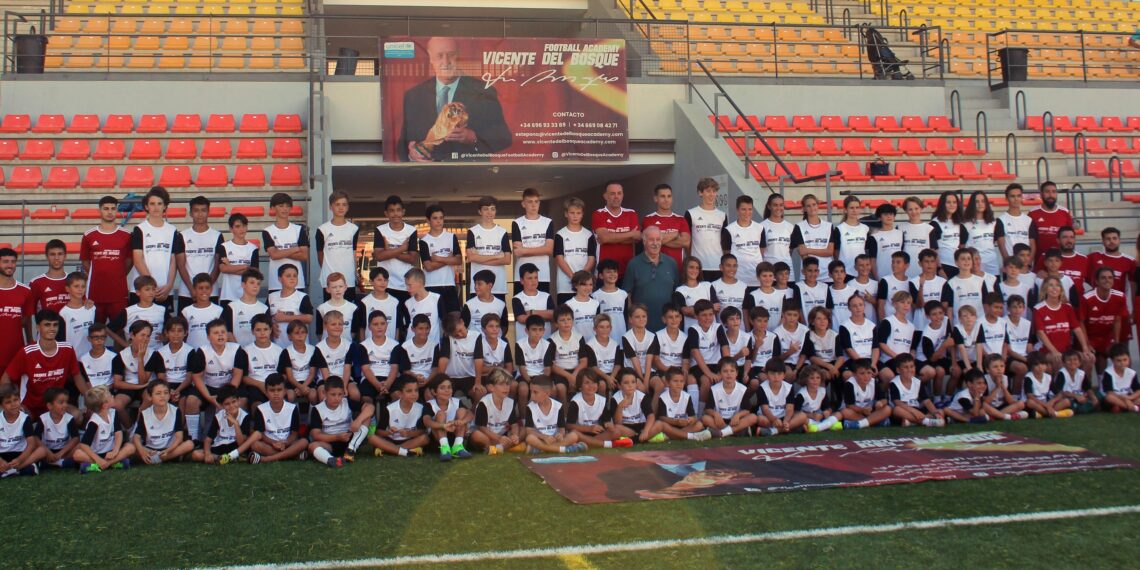 Vicente del Bosque visita su campus de verano en Estepona