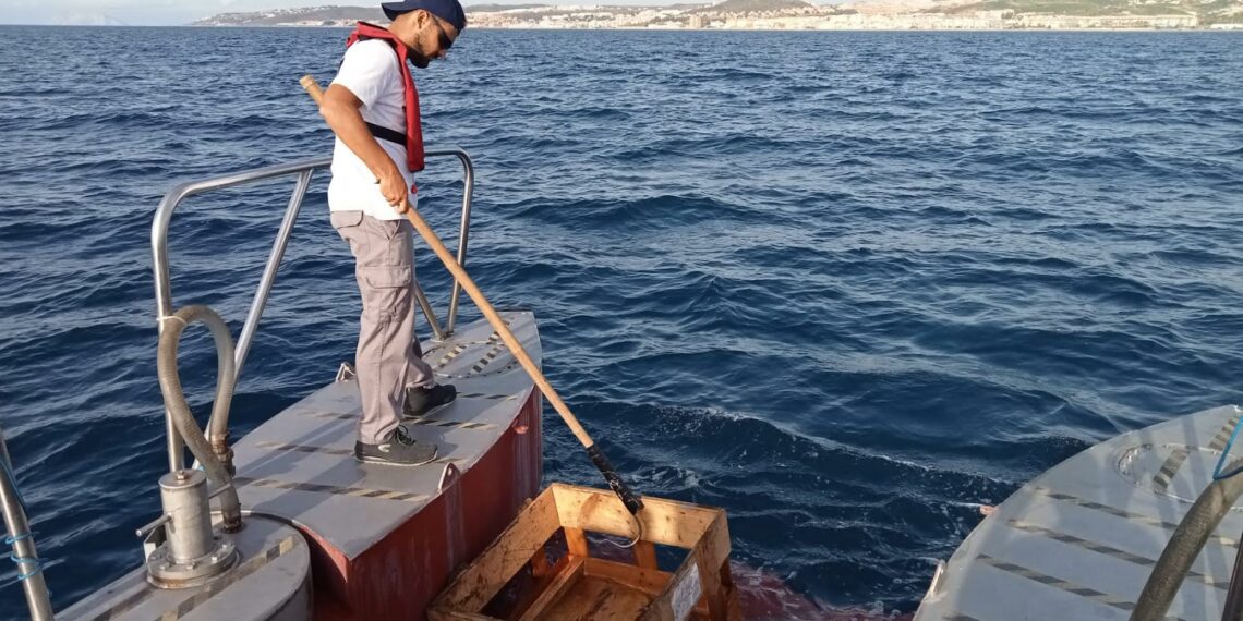 Baja a la mitad el volumen de residuos recogidos en los mares de la Costa del Sol durante julio