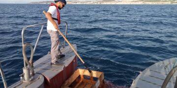 Baja a la mitad el volumen de residuos recogidos en los mares de la Costa del Sol durante julio
