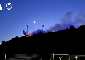 Bomberos intervienen en un pequeño incendio en las inmediaciones de la AP-7 en Estepona