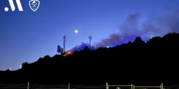 Bomberos intervienen en un pequeño incendio en las inmediaciones de la AP-7 en Estepona