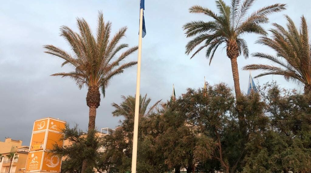 El Ayuntamiento de Manilva vuelve a colocar la Bandera Azul tras ser robada dos veces