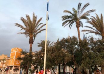 El Ayuntamiento de Manilva vuelve a colocar la Bandera Azul tras ser robada dos veces