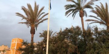 El Ayuntamiento de Manilva vuelve a colocar la Bandera Azul tras ser robada dos veces