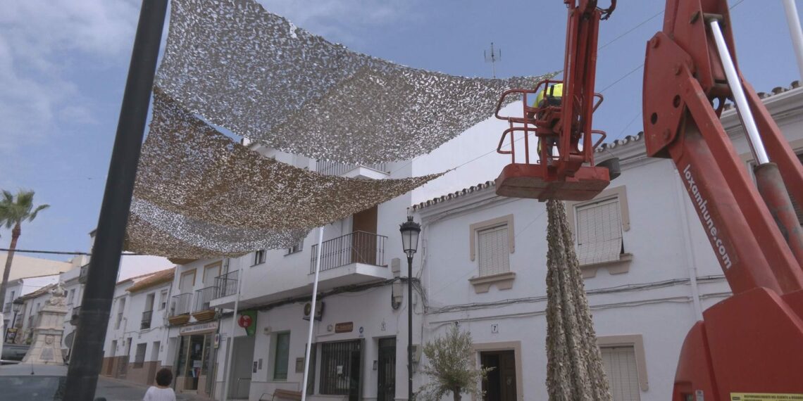 Comienza la colocación del sombreado en la calle Mar