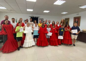Entrega de trajes de flamenca a las reinas y damas de la Feria