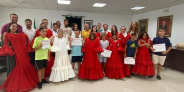 Entrega de trajes de flamenca a las reinas y damas de la Feria