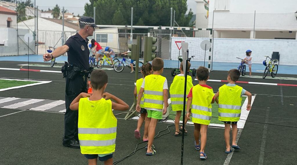 La Policía Local de Casares visita la Escuela de Verano