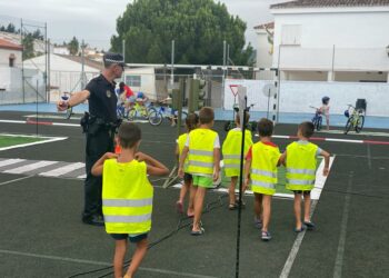 La Policía Local de Casares visita la Escuela de Verano