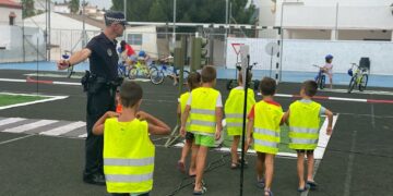 La Policía Local de Casares visita la Escuela de Verano