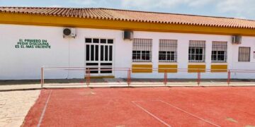 Puesta a punto del colegio Blas Infante de Casares con los primeros trabajos de pintura