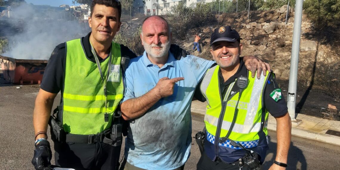 El chef José Andrés, en el operativo para sofocar las llamas del incendio de Estepona