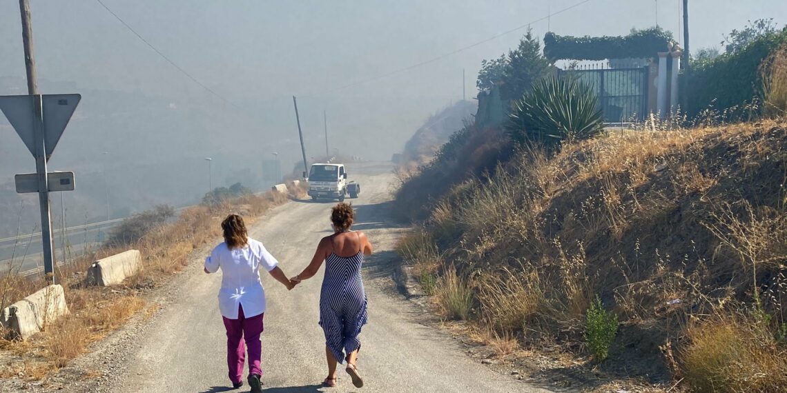 Bomberos luchan en Estepona contra el fuerte viento y la gran densidad de tendido eléctrico