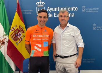 Estepona y el ciclista Luis Ángel Maté presentan una iniciativa solidaria para la recuperación de Sierra Bermeja
