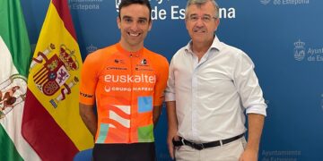 Estepona y el ciclista Luis Ángel Maté presentan una iniciativa solidaria para la recuperación de Sierra Bermeja