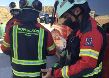 Dos evacuadas al hospital por el incendio del bazar en Ronda en el que aún se trabaja para extinguirlo