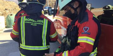 Dos evacuadas al hospital por el incendio del bazar en Ronda en el que aún se trabaja para extinguirlo